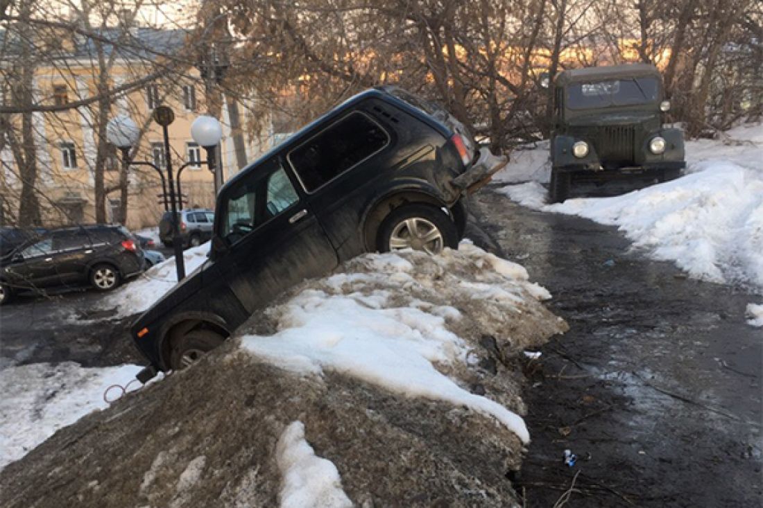 В Пензе на ул. Московской припаркованная на горке «Нива» зловеще нависла над пешеходами
