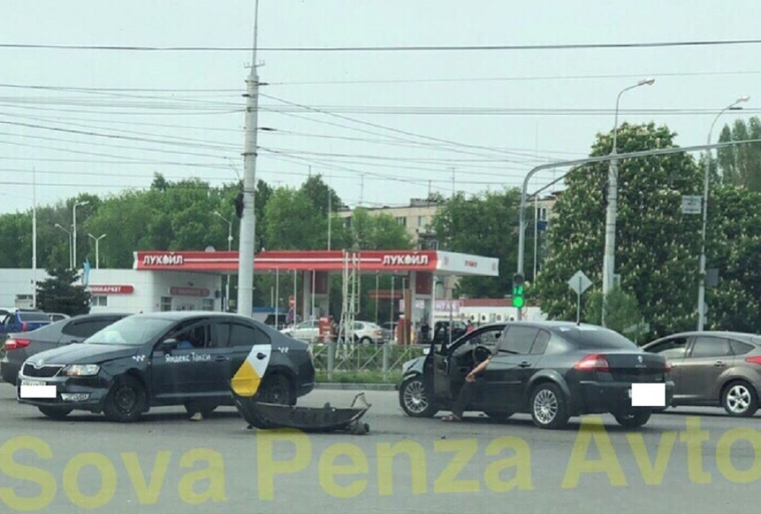 В Пензе на перекрестке ул. Суворова и Кулакова произошло ДТП с участием машины такси