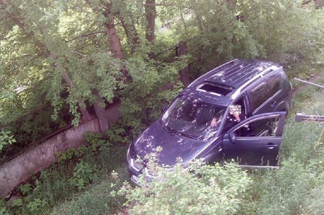 В Пензе нетрезвый автомобилист припарковался в чужом палисаднике