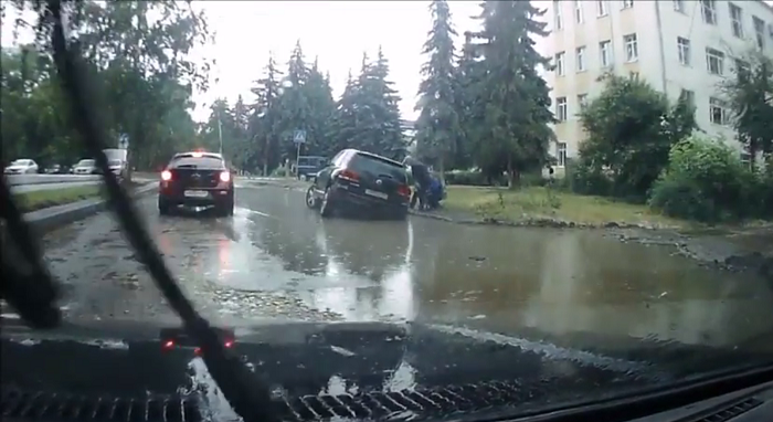 Иномарка, провалившаяся в дорожную яму на улице Кирпичной в Пензе, попала на YouTube