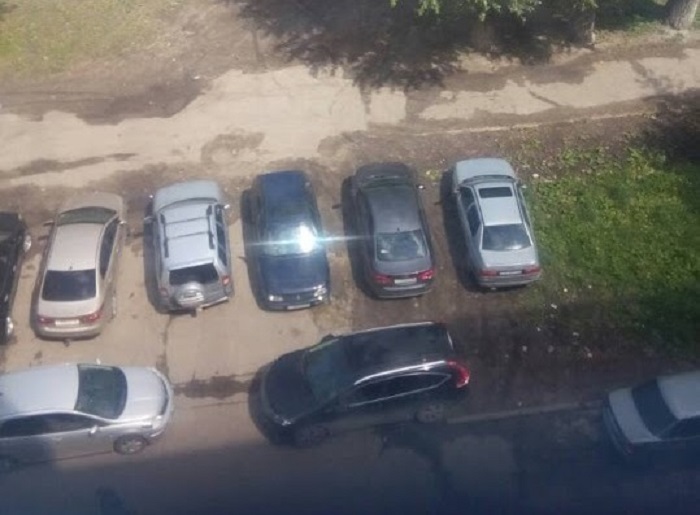 В Пензе автомобилисты с улицы Пролетарской массово перепутали газон с парковкой