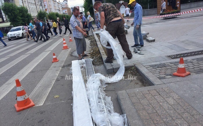 В Пензе на улице Московской устанавливают «лежачий» светофор для пешеходов с гаджетами