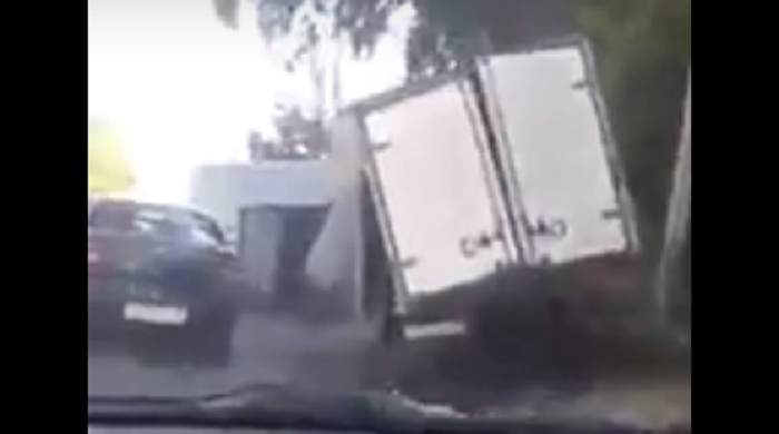 Житель Пензы снял развороченные грузовики на обочине дороги
