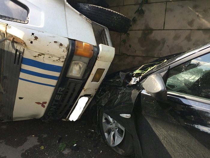В Пензе упавший автокран повредил несколько машин