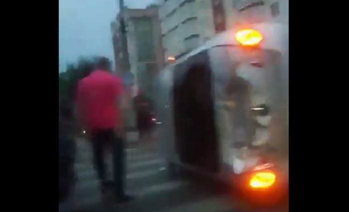 В Пензе очевидец снял на видео опрокинувшийся в центре города автомобиль