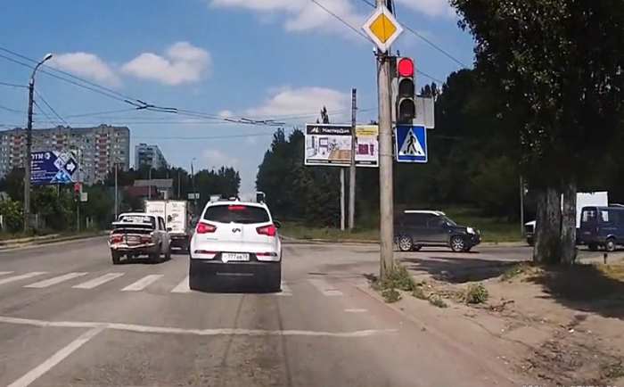 На перекрестке в Пензе водители массово нарушили ПДД