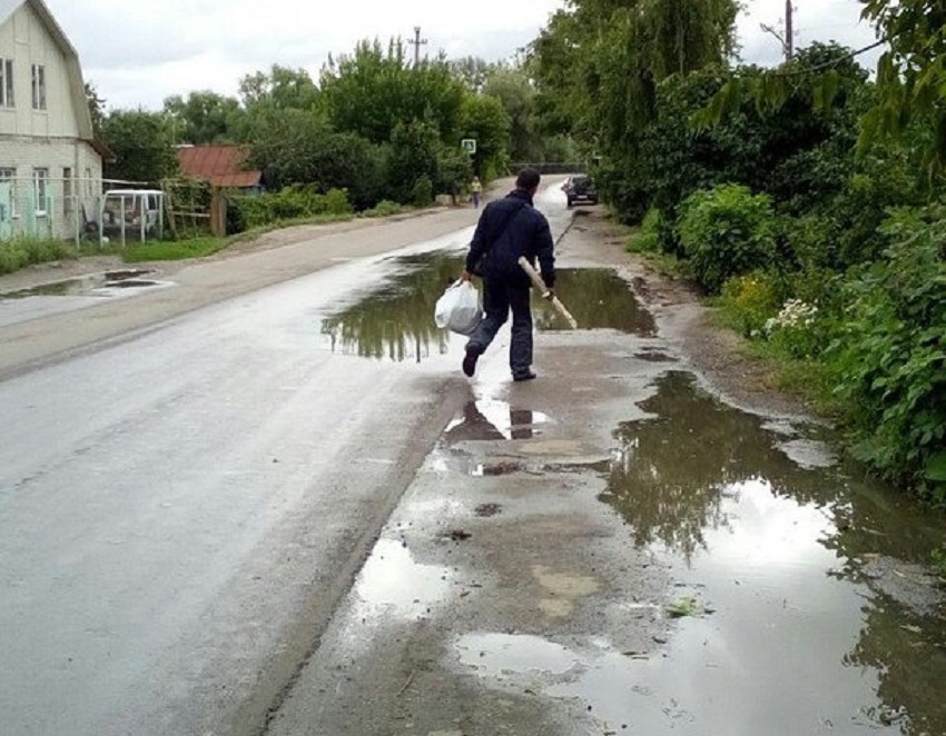 В Пензе жители улицы Токарной пожаловались на утонувший в грязи тротуар
