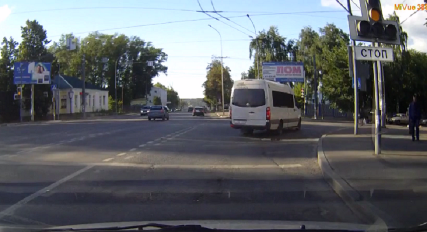 В Пензе водитель маршрутки грубо нарушил ПДД на оживленном перекрестке