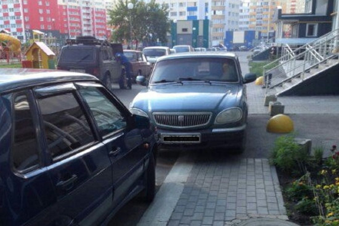 В пензенском Спутнике припаркованная на тротуаре «Волга» не дала проехать маме с коляской