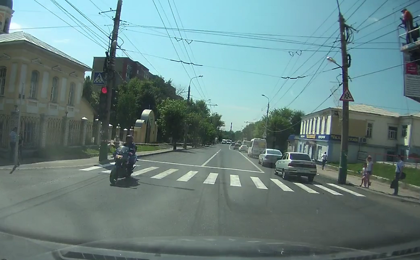 В Пензе видеорегистротор снял опасные маневры мотоциклиста и маршрутчика на перекрестке