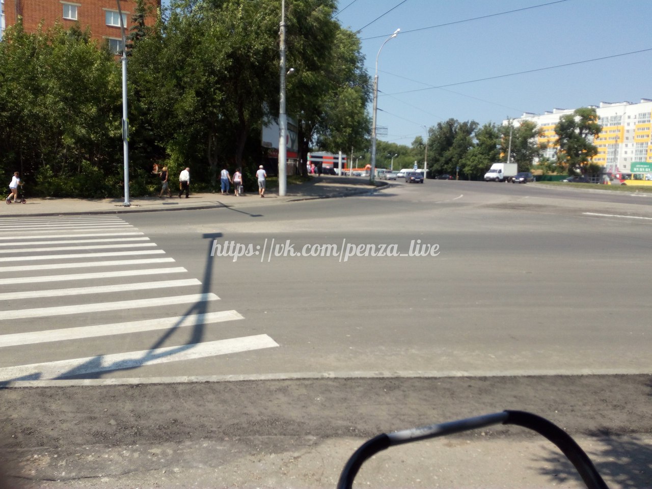 В Пензе на пр. Победы сделали съезд для колясок на несколько метров дальше «зебры»