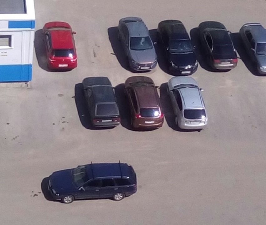 В пензенском Спутнике автомобилистка поцарапала припаркованное авто дверью