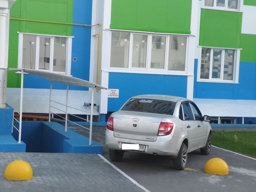 В Пензе владелец «Лады» выбрал для парковки самое неподходящее место