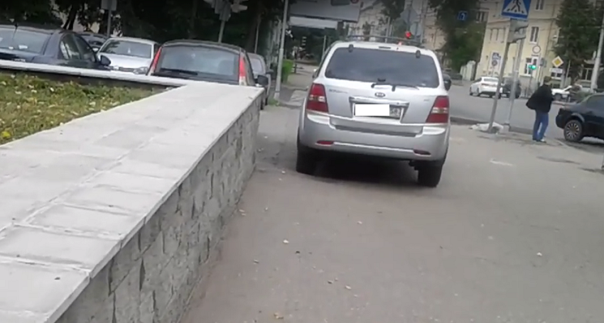 В Пензе любитель парковаться на тротуаре стал героем ролика на YouTube