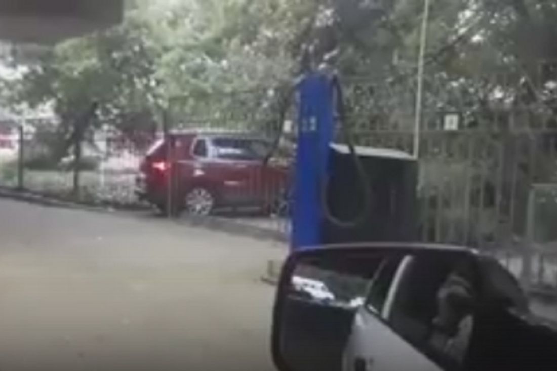 В Пензе в день приезда Д. Медведева хитрый водитель решил объехать пробку по «пешеходке»