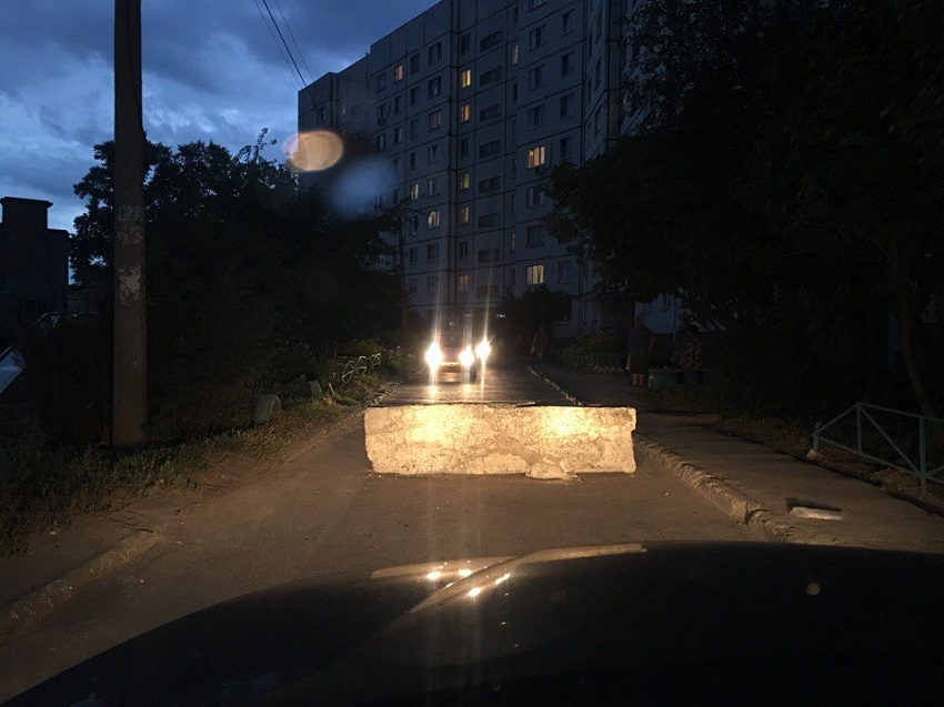 На улице Терешковой в Пензе бетонный блок заблокировал автомобилистам проезд во двор
