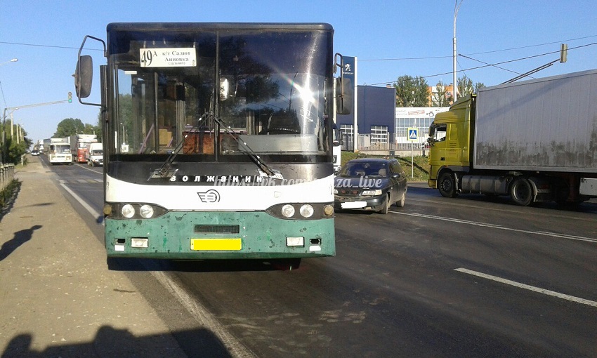 В Пензе у поста ГАИ не смогли разъехаться автобус и вазовская легковушка