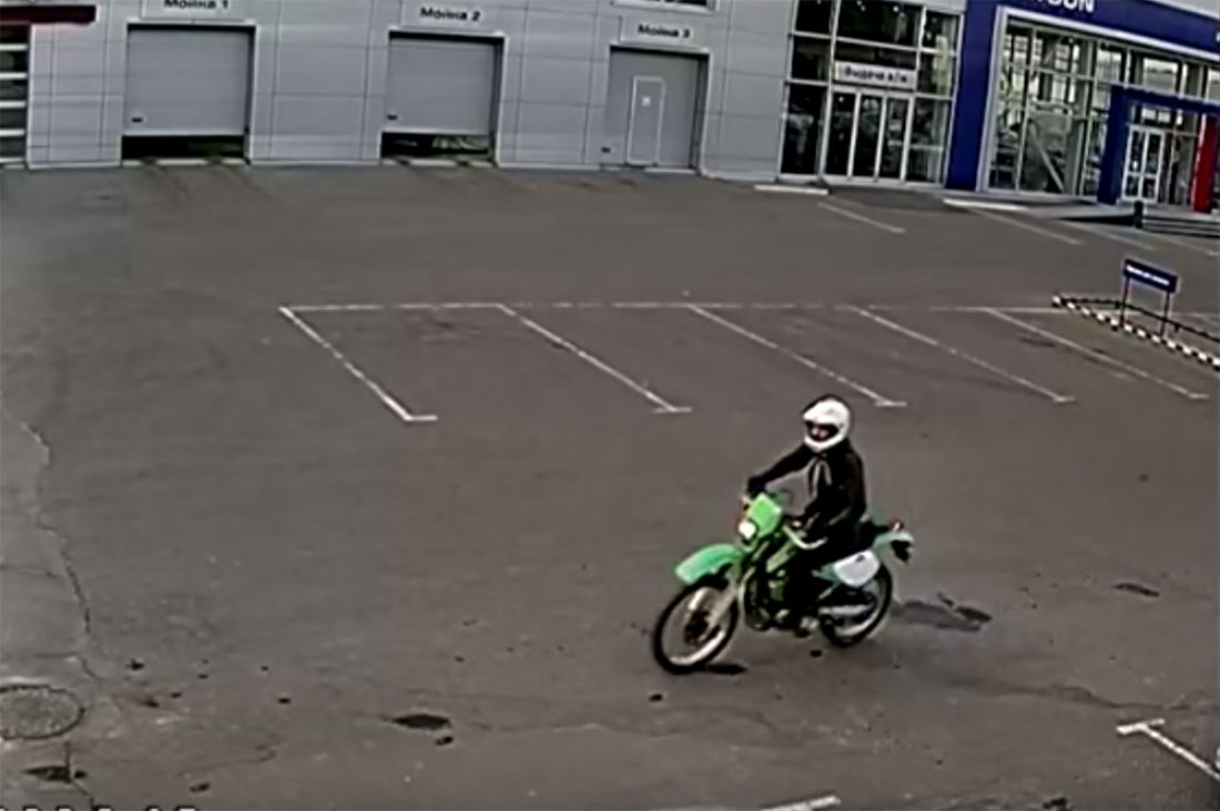 В Пензе автомобилист обещает вознаграждение за поиск мотоциклиста, изуродовавшего его атво