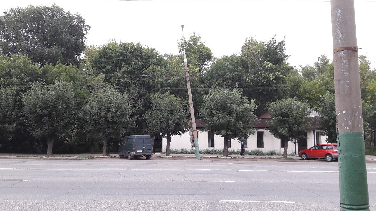 В Пензе на ул. Карпинского над дорогой зловеще наклонился фонарный столб