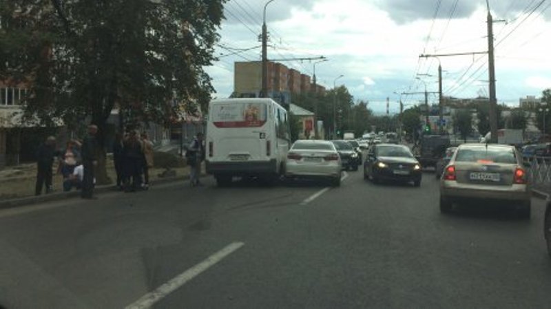 В Пензе на ул. Калинина проезжую часть перекрыли «встретившиеся» Toyota и маршрутка №4