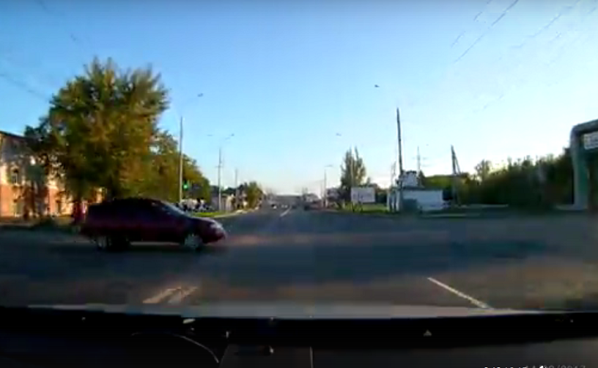 В Пензе автомобилист чудом избежал нелепого ДТП на перекрестке