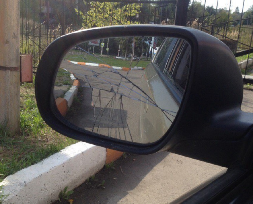 В Пензе мотоциклист на ходу разбил зеркало легковушки