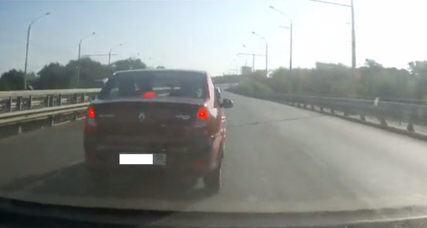 В Пензе водитель «Renault» стал «заигрывать» с автоледи на мосту