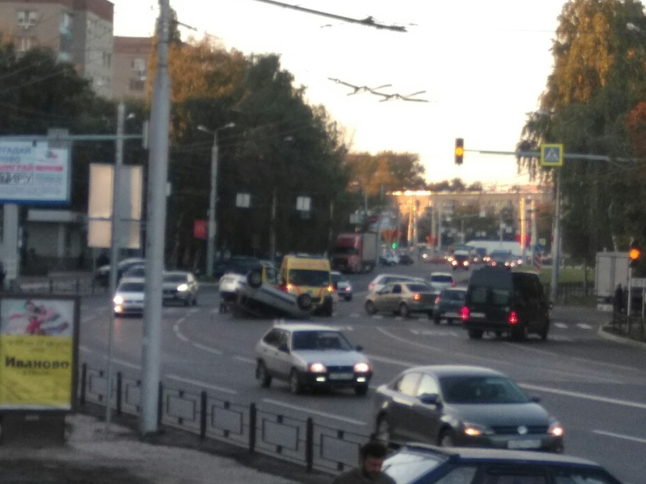 В Пензе у памятника Победы из-за ДТП на крышу перевернулась иномарка