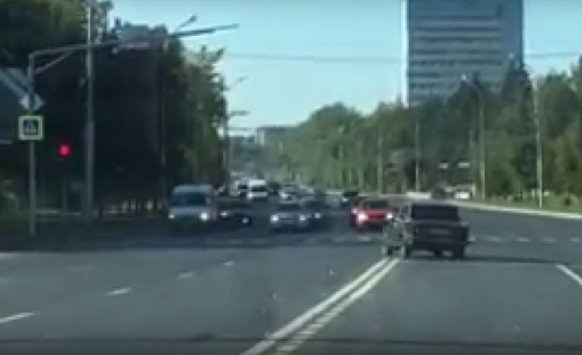 В Пензе на проспекте Победы водитель «Жигулей» беспорядочно нарушал ПДД