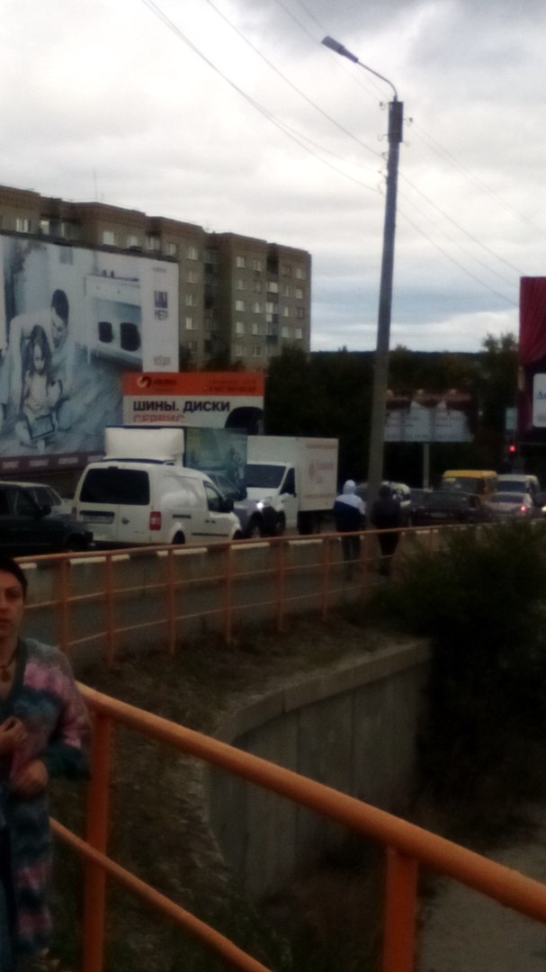 Пензенский автомобилист организовал «паровозик» из машин на мосту