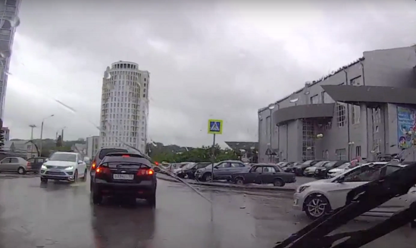 Видеорегистратор снял нелепое ДТП на перекрестке в Пензе