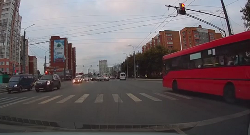 В Пензе водитель пассажирского автобуса поторопился и проехал на «красный»