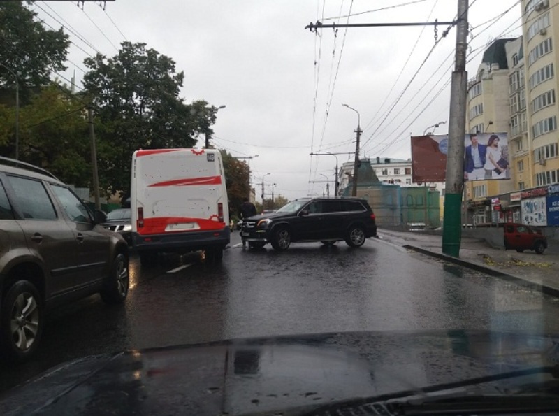 В Пензе черный внедорожник перекрыл дорогу по ул. Калинина