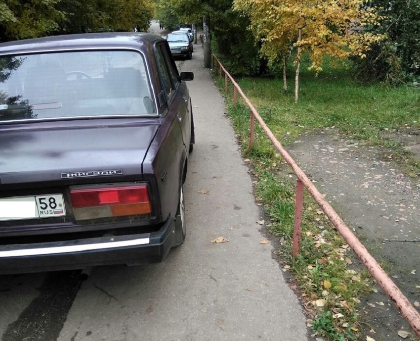 В Пензе автомобилисты с улицы Кижеватова «выгнали» пешеходов с тротуара