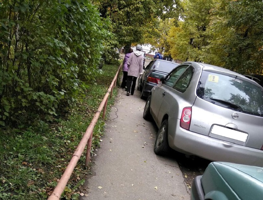 В Пензе автомобилисты с улицы Кижеватова «выгнали» пешеходов с тротуара