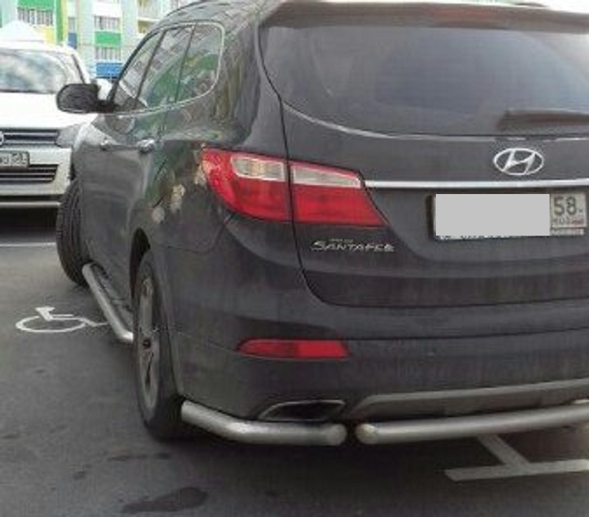В Пензе автомобилист оригинально припарковался на местах для инвалидов