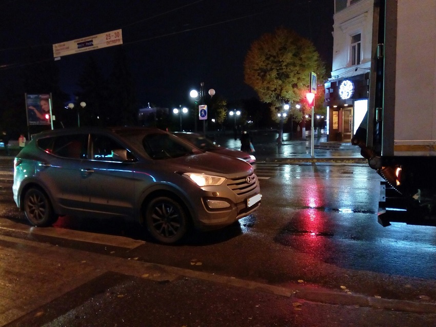 В центре Пензы водитель припарковал машину прямо на пешеходном переходе
