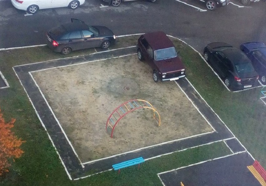 В Пензе водитель перепутал детскую площадку с парковкой