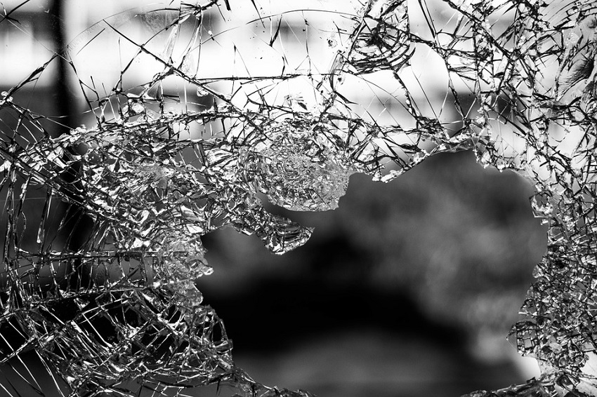 В Кузнецке неизвестные разбили стекло в припаркованной машине