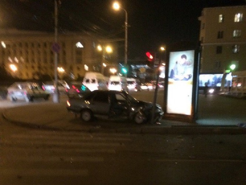 В Пензе отлетевшая на тротуар после ДТП машина сбила пешехода