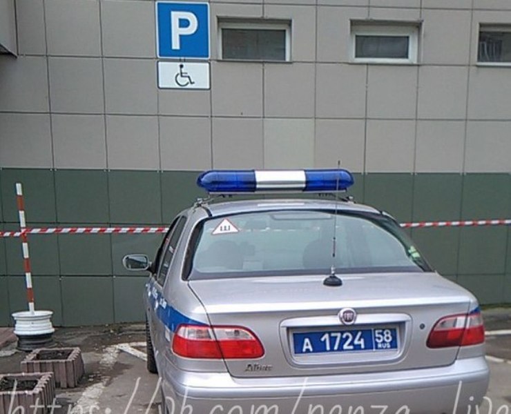 В Пензе полицейский припарковал служебный авто на месте для инвалидов