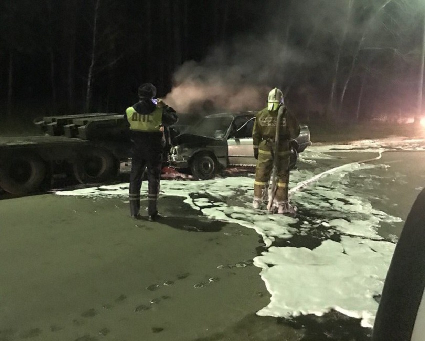 В Пензенской области после столкновения с многотонным грузовиком вспыхнул BMW