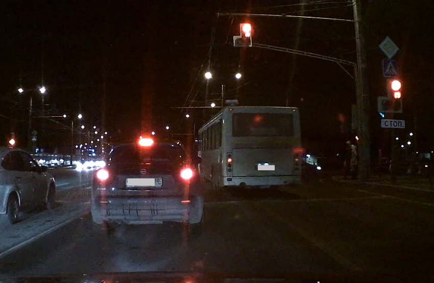 В Пензе пассажирский автобус резво тронулся на «красный»
