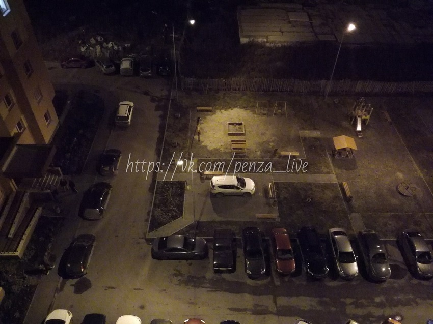 В Пензе водитель внедорожника перепутал детскую площадку с парковкой