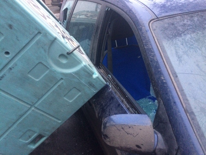 В Пензе на припаркованный у магазина автомобиль упали контейнеры