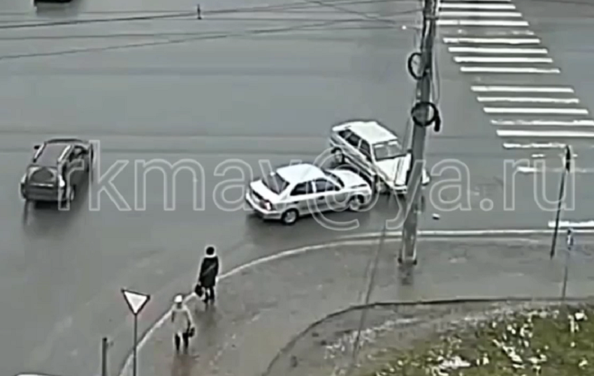 Не разъехались: нелепое ДТП на перекрестке в Пензе попало на видео