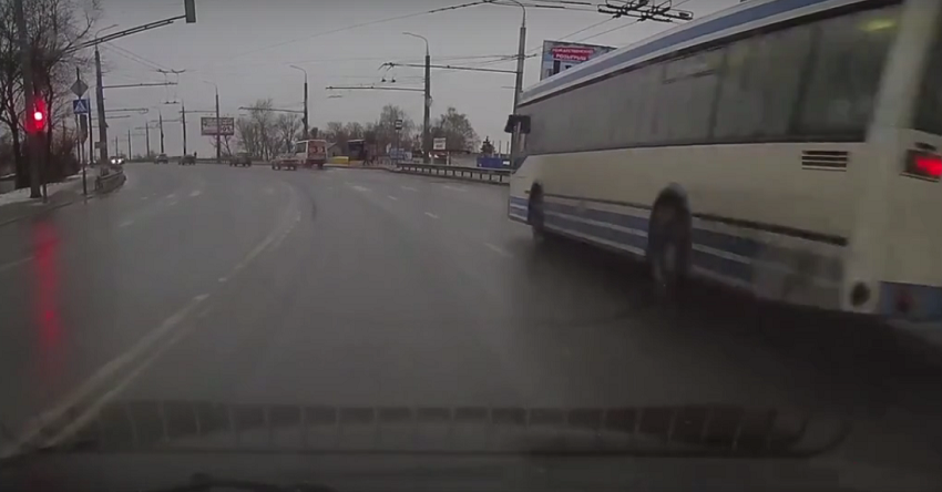 Улыбнитесь, вас снимает видеорегистратор: в Пензе пассажирский автобус промчался на «красный»