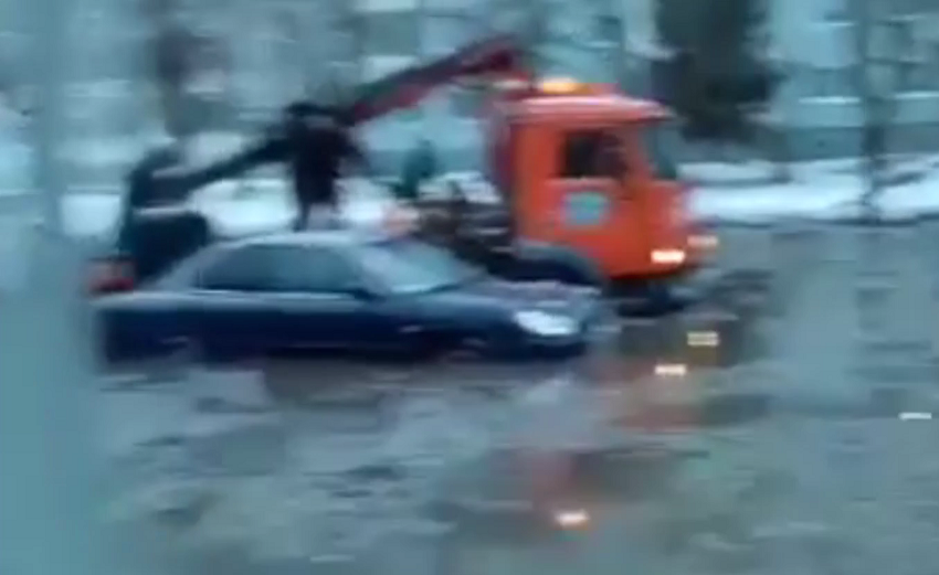 Пензенец снял на видео, как спасали авто на затопленной улице