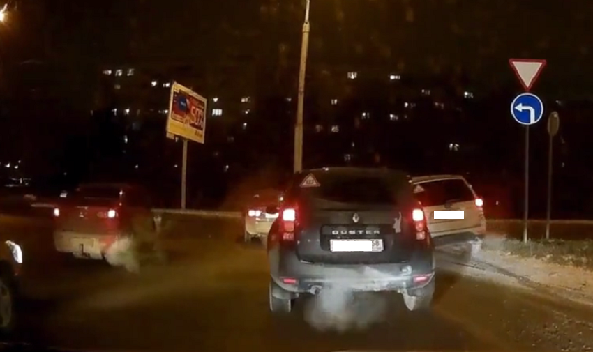 В Пензе автомобилист обогнал «нерешительных» водителей по обочине