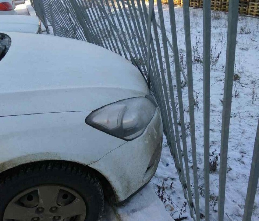 Поваленный забор и разбитый автомобиль: в Пензе ищут виновника ночного ДТП
